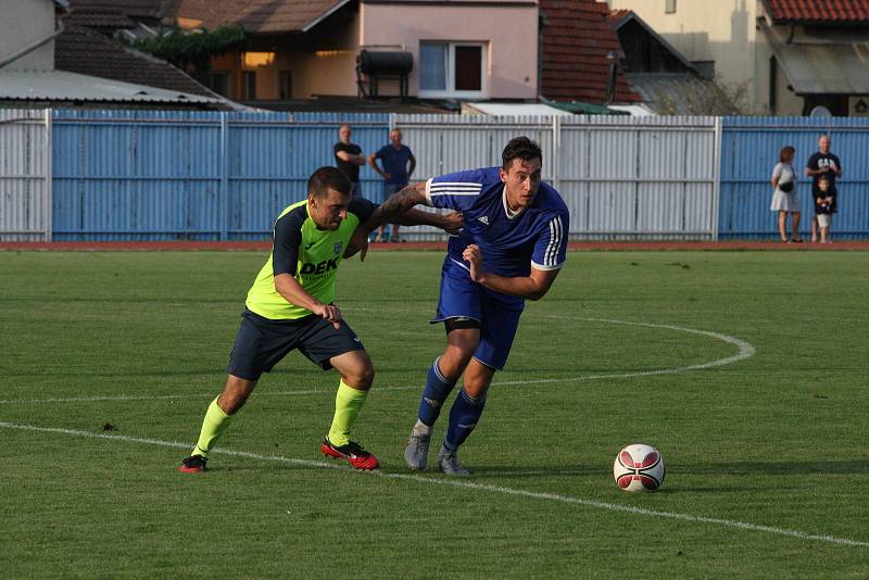 Fotbalisté Hluku (fosforové dresy) v sobotním domácím hodovém zápase zdolali sousední Kunovice 2:0.