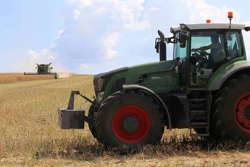 Kombajn John Deer HILLMaster S680 i. Sklizeň řepky olejky u obce Dolní Němčí.