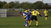 Fotbalisté Kunovic (žluté dresy) v 9. kole krajské I. A třídy skupiny B podehli doma Nedachlebicím 0:3 a v tabulce zůstali předposlední.