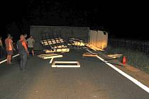 Mezi Uherským Brodem a Bánovem, došlo k havárii nákladního auta s nákladem oken.