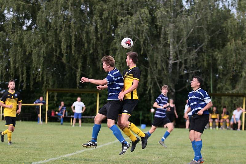 Fotbalisté Ostrožské Lhoty (ve žlutých dresech) zvítězili na hřišti Žítkové 8:1 a postoupili do druhého kola Poháru OFS Uherské Hradiště.