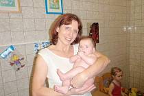 VODY SE NEBOJÍ. Instruktorka Jitka Slivečková dokáže pro plavání nadchnout i ta nejmenší miminka. 
