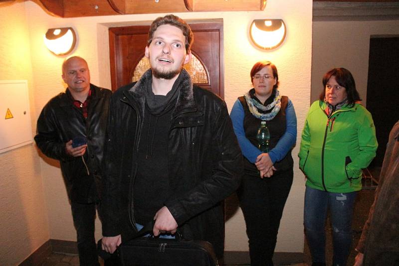 Na padesátka Podolanů se sešla před budovou obecního úřadu v Podolí, aby dala najevo svoji nespokojenost se zpochybňováním výsledků referenda. Zakročit přijela i policie ČR.