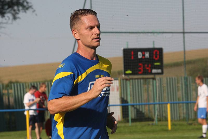 Fotbalisté Slavkova (modré dresy) v 7. kole I.B třídy přehráli oslabený Tlumačov 3:0.