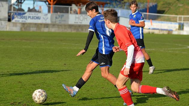 Mladší dorostenci Starého Města (modré dresy) v závěrečném domácím zápase podzimní části zdolali Třinec B 2:0.