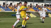 Fotbalisté divizního Strání (žluté barvy) v pátečním přípravném zápase deklasovali Boršice 8:0.