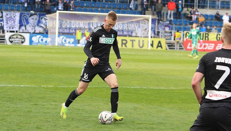 Fotbalisté Slovácka (bílé dresy) ve 28. kole FORTUNA:LIGY zdolali poslední Karvinou 3:1.