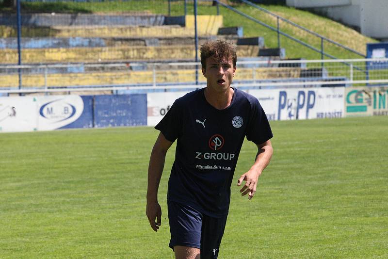 Starší dorostenci Slovácka (modré dresy) v úterní dohrávce 18. kola I. Celostátní ligy remizovali na Širůchu ve Starém Městě s Karvinou 1:1.