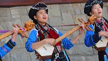 Vystoupení mezinárodních folklórních souborů v  muzeu J. A. Komenského  v Uherském Brodě.Na snímku  čínský soubor Puni traditional Cultur group