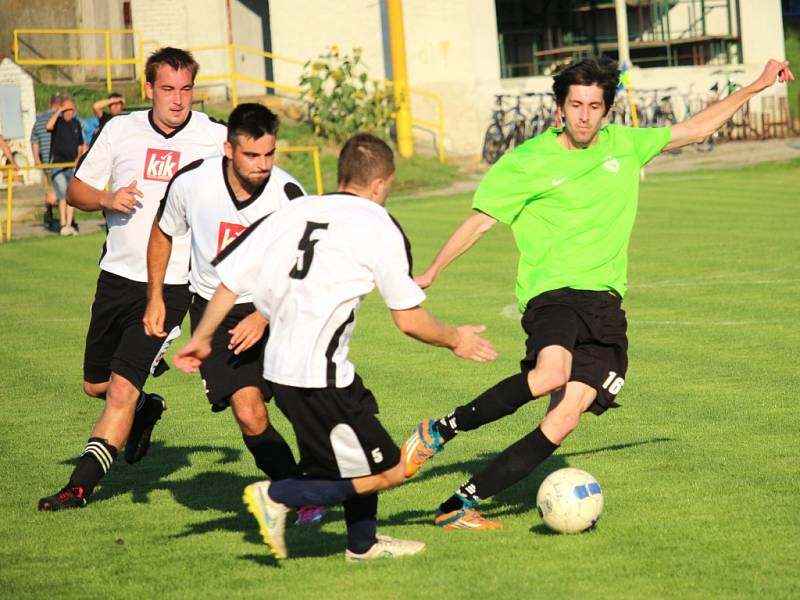 Fotbalisté Uherského Ostrohu (v bílém) porazili ve 4. kole okresního přeboru Bílovice 4:3.