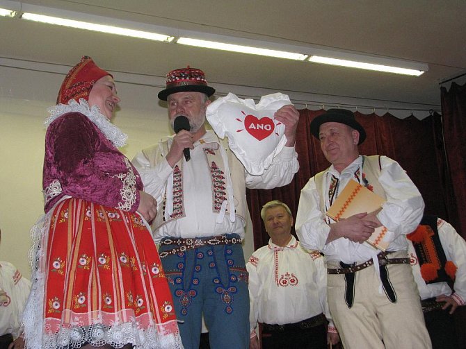 Folklorní večer s horňáckým folklorem publikum v Ostrožské Lhotě přivítalo s velkým zájmem.