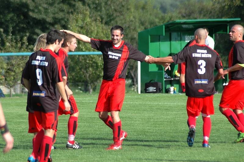 Fotbalisté Kudlovic (v kostkovaném) nenavázali na vítězství v Bánově a před domácími fanoušky odevzdali všechny body Starému Městu.