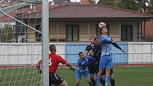 Fotbalisté Hluku (modrobílé dres) v derby přehráli Dolní Němčí 3:0.