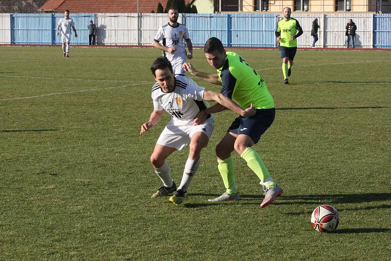 Fotbalisté Hluku (fosforové dresy) v dohrávce 10. kola krajské I. A třídy skupiny B deklasovali Bojkovice 8:1.