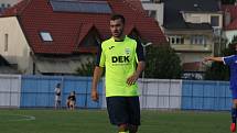 Fotbalisté Hluku (fosforové dresy) v sobotním domácím hodovém zápase zdolali sousední Kunovice 2:0.