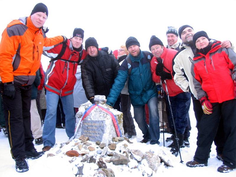 K mohyle Josefa Vavruška dorazila také skupinka turistů z Dolního Němčí. Nechyběli mezi nimi ani Tomáš Smolka z Ostravy (druhý z leva), nebo Plzeňák Otakar Hamták (pátý zprava).