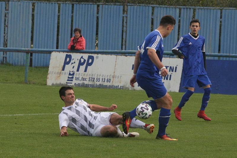 Fotbalisté Kunovic (modré dresy) v 11. kole krajské I. A třídy skupiny B i bez omluveného trenéra Chaloupky zdolali Těšnovice 2:1.