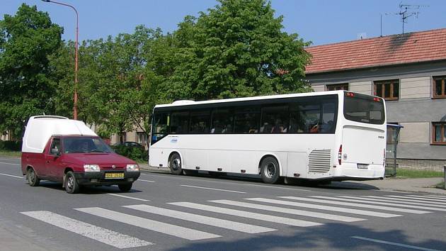 Před přechodem řidiči varují.