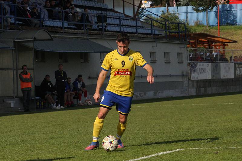 Fotbalisté Starého Města (žluté dresy) v 8. kole I. B třídy skupiny C přetlačili Slavkov 2:1.