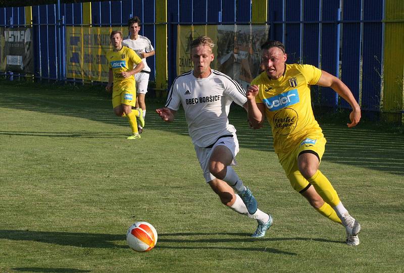 Fotbalisté divizního Strání (žluté barvy) v pátečním přípravném zápase deklasovali Boršice 8:0.