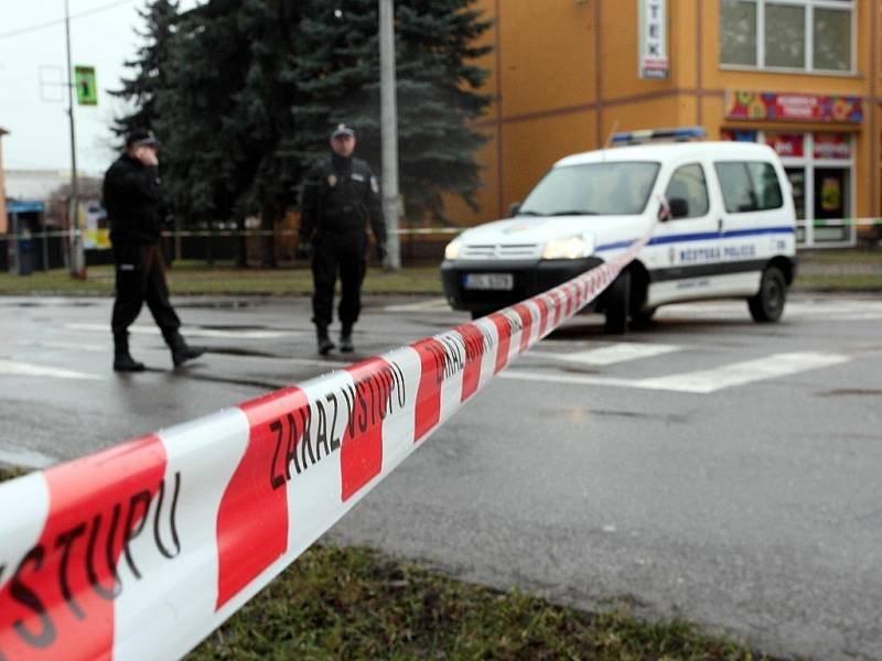Policejní zásah po střelbě v restauraci Družba (na snímku v pozadí) v Uherském Brodě.
