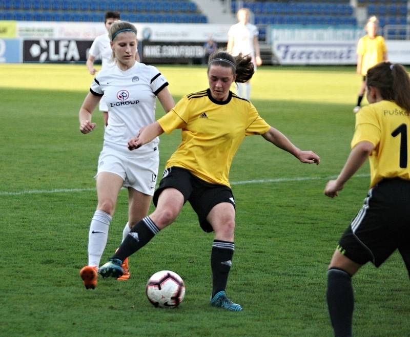 Fotbalistky Slovácka (v bílých dresech) na Městském stadionu Miroslava Valenty zdolaly Horní Heršpice 2:1.