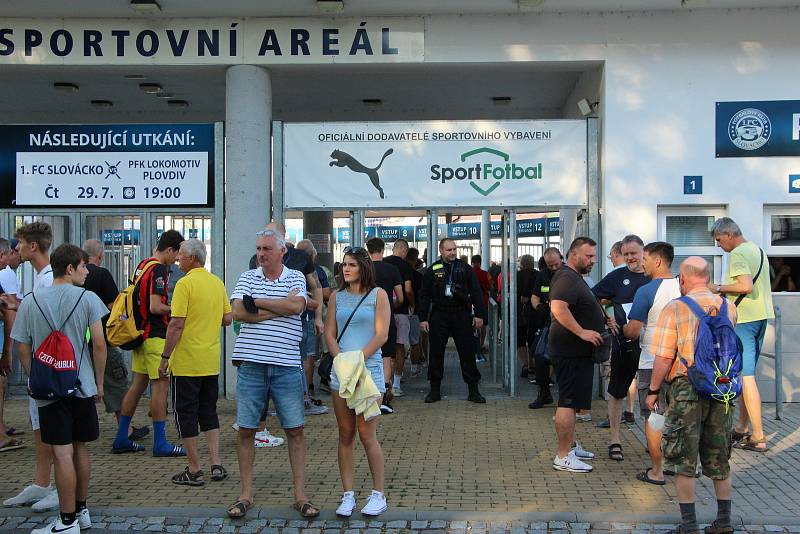 Fotbalisté Slovácka (bílé dresy) ve čtvrtek večer hostili  v odvetě Evropské konferenční ligy bulharský celek Lokomotiv Plovdiv.