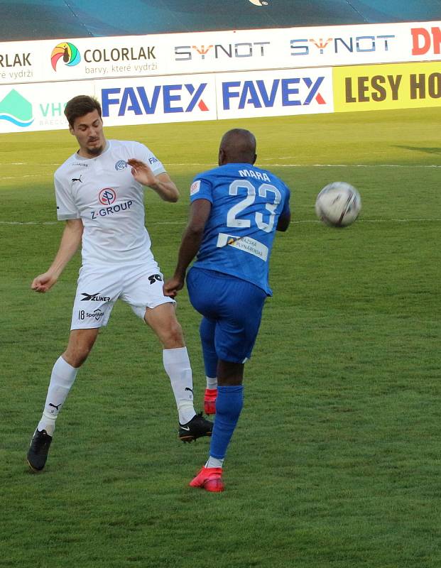 Fotbalisté Slovácka (v bílých dresech) se ve 26. kole FORTUNA:LIGY utkali s Libercem.