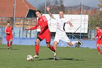 Fotbalisté Slovácka B (bílé dresy) v 15. kole MSFL doma remizovali s posledními Bohunicemi 1:1.