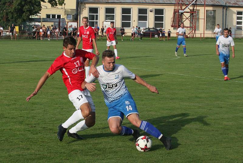 Fotbalisté Uherského Brodu (červené dresy) porazili v 1. kole MOL Cupu Viktorii Otrokovice 2:1 po prodloužení.