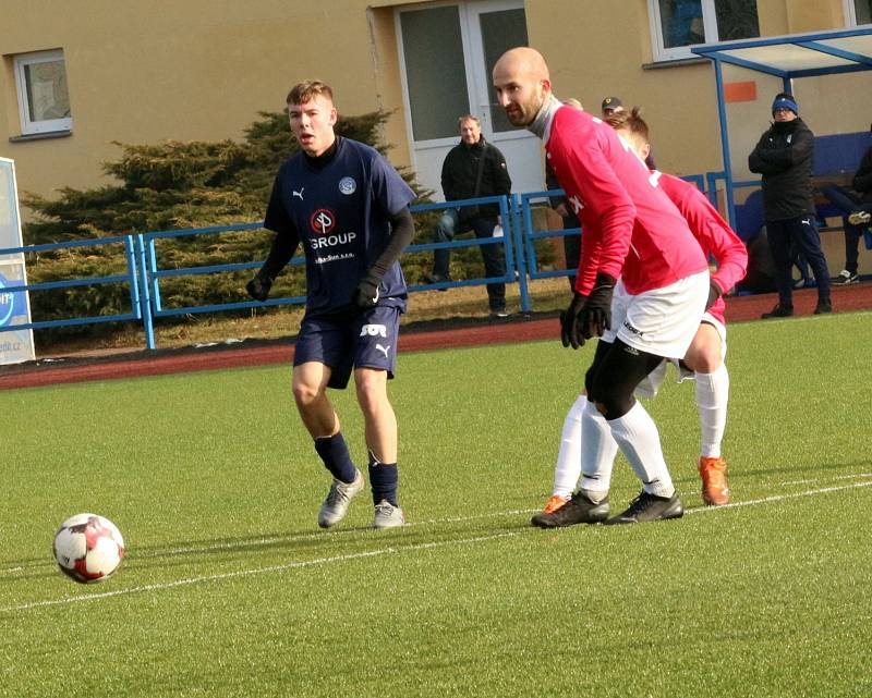 Fotbalisté Uherského Brodu (červené dresy) na závěr čtyřdenního soustředění zdolali starší dorost Slovácka 2:0.