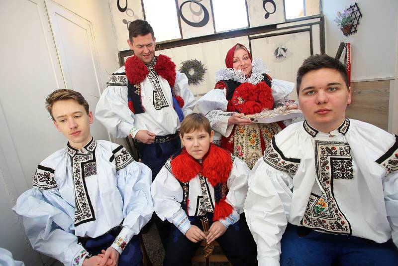 Velikonoční obchůzka   družiny  Vlčnovského  krále  Martina Dareka Franty ve Vlčnově.