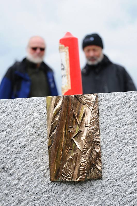 Žulový oltář u Vřesové studánky usadil velehradský sochař Otmar Oliva s kamarády.