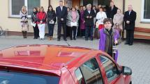 Nová vozidla pro pečovatelské služby na Uherskobrodsku ve čtvrtek 5. března požehnal farář z Dolního Němčí. 