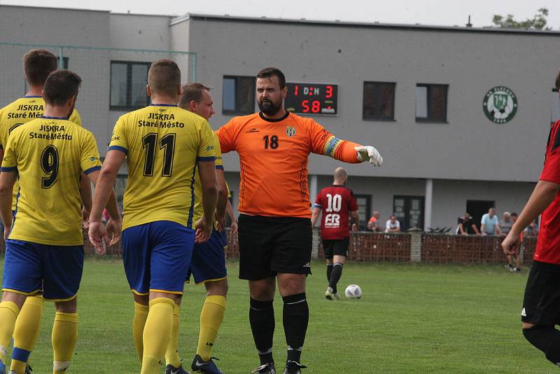 Fotbalisté Starého Města (žluté dresy) vyhráli derby ve Zlechově 3:1.