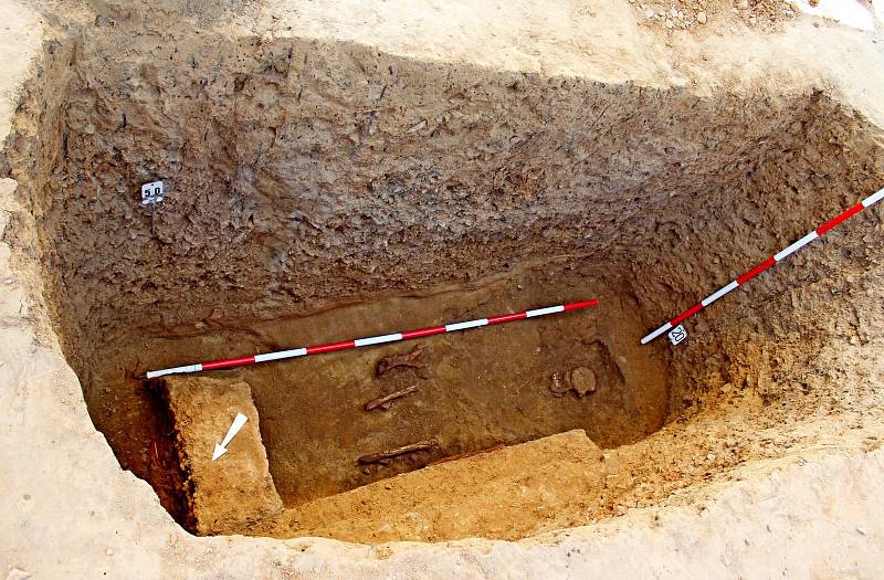 V závěru výzkumu Na Valách objevili archeologové unikátní hrob vysoce postaveného jedince, žijícího kolem poloviny 9. století.