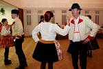 Nejen při české besedě vynikly při krojovém plese v Kudlovicích pestrobarevné oděvy tanečnic a tanečníků. 
