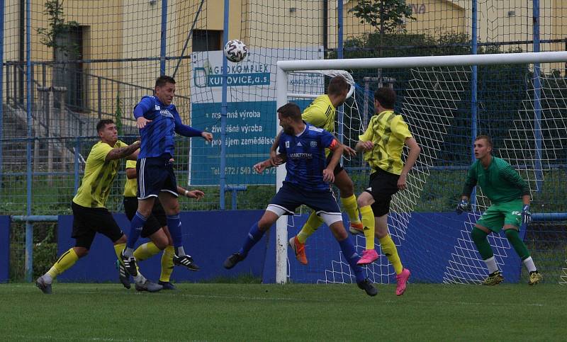 Fotbalisté Kunovic (žluté dresy) v 5. kole krajské I. A třídy skupiny B podlehli favorizovaným Zborovicím 1:2.