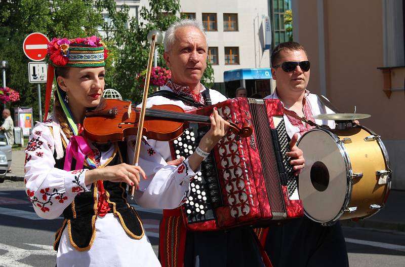 Účastníci festivalu Kunovské léto prošli ulicemi Uherského Hradiště.