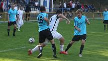 Fotbalisté Ořechova (bílé dresy) v hodovém derby porazili Polešovice 2:0.