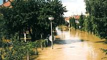 Povodeň v červenci 1997 v Uherském Hradišti. Ulice Husova, pohled od myší díry.