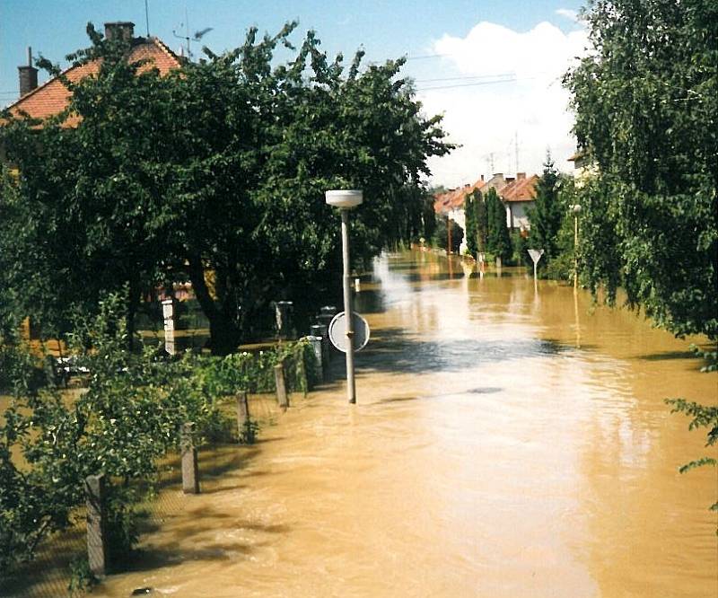 Povodeň v červenci 1997 v Uherském Hradišti. Ulice Husova, pohled od myší díry.