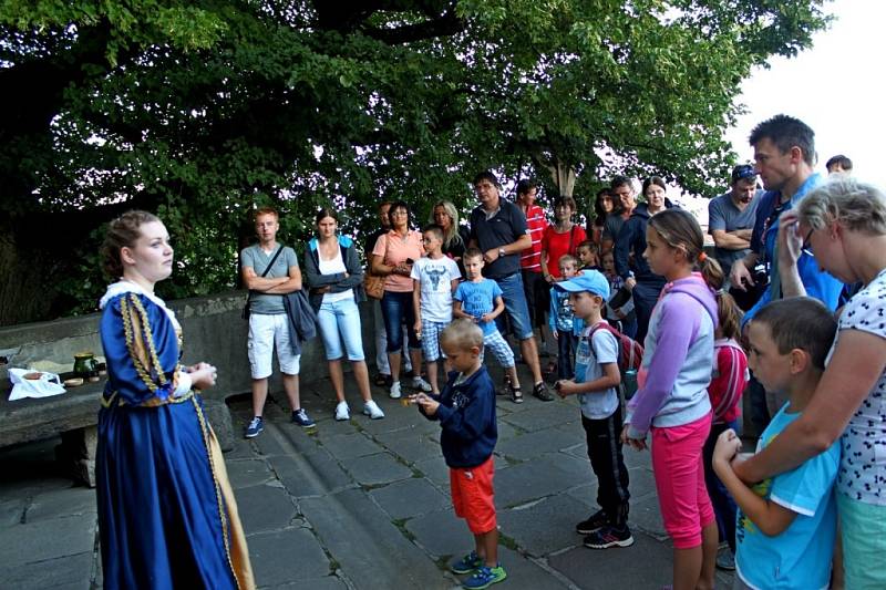 Při víc než hodinové noční tajuplné procházce hradem Buchlov si mohli návštěvníci užívat hraných veselých i vážných pověstí.