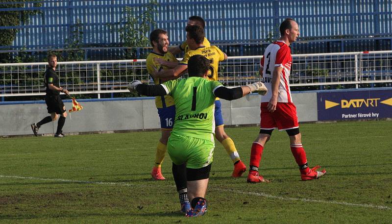 Fotbalisté Starého Města (žluté dresy) v 8. kole I. B třídy skupiny C přetlačili Slavkov 2:1.