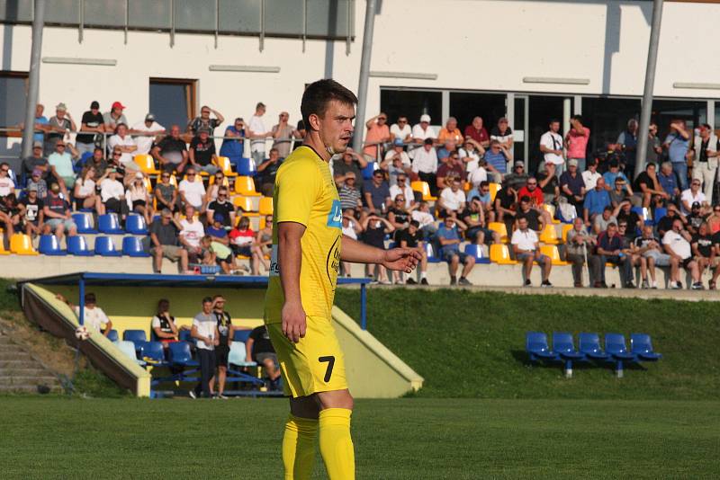 Fotbalisté Strání (ve žlutých dresech) porazili doma na hody Bzenec 3:0.