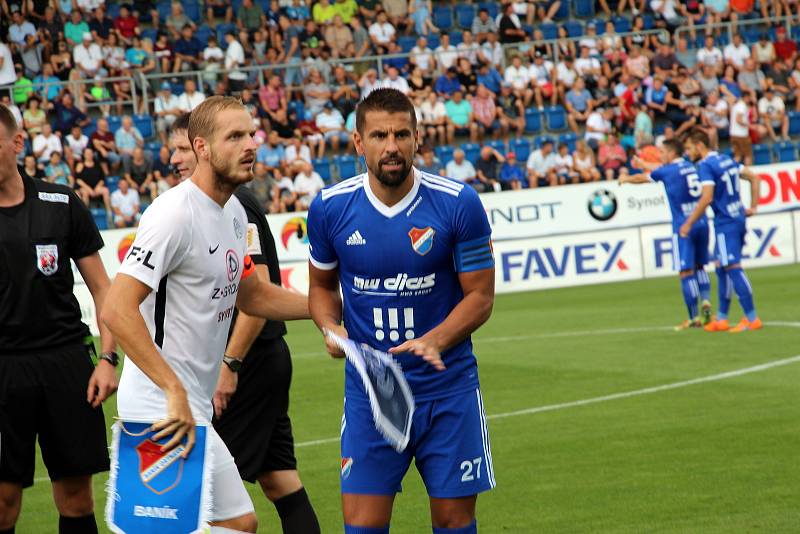 Fotbalisté Slovácka doma na podzim zdolali Ostravu i Olomouc, nyní chtějí skolit také krajského rivala ze Zlína. Na snímku je kapitán Vlastimil Daníček (vlevo).