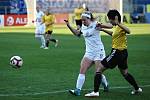 Fotbalistky Slovácka (v bílých dresech) na Městském stadionu Miroslava Valenty zdolaly Horní Heršpice 2:1.