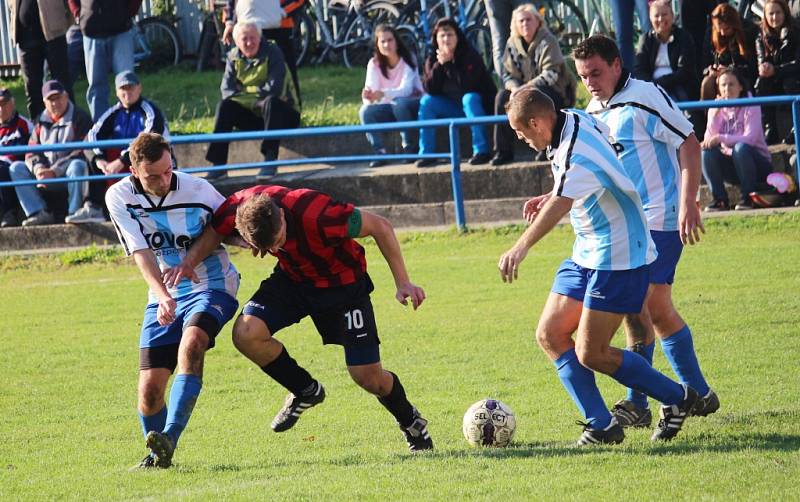 Fotbalisté Jarošova podlehli v derby celku Kněžpole (v modrobílém) 2:3.