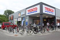 Nový supermarket Tesco v Ostrohu se dostal do obležení cyklistů. Chybí stojany na kola, stěžují si