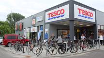 Nový supermarket Tesco v Ostrohu se dostal do obležení cyklistů. Chybí stojany na kola, stěžují si